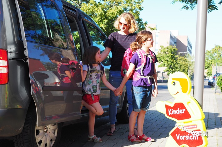 TÜV Rheinland: Schulkinder frühzeitig an Straßenverkehr gewöhnen Kinder mit dem “Elterntaxi” nicht bis zum Schultor bringen Mangelnde Erfahrung führt zu höheren Durchfallquoten beim Führerschein